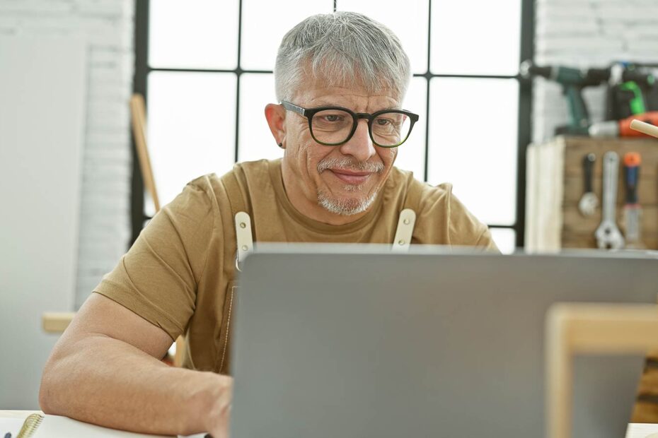 Handwerkermeister am Laptop